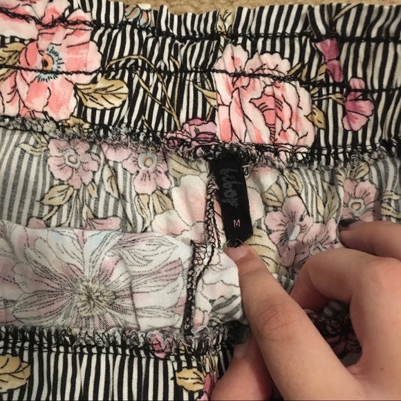 Floral shorts with elastic waistband - Picture 2 of 2